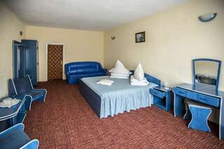 Отель Hotel Belvedere Пьятра-Нямц Двухместный номер с 1 кроватью или 2 отдельными кроватями-14